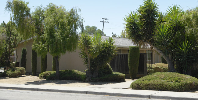 103 Birch St in Brentwood, CA - Foto de edificio - Building Photo