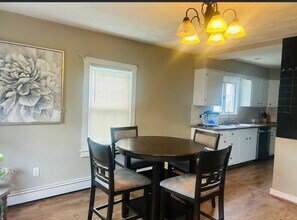 858 Lower River Rd, Unit #2 in Lincoln, RI - Foto de edificio - Building Photo