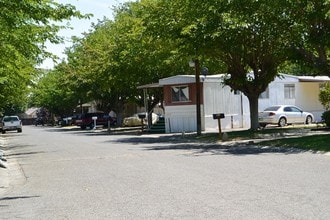 Fairview Mobile Home Park in Coalinga, CA - Foto de edificio - Building Photo
