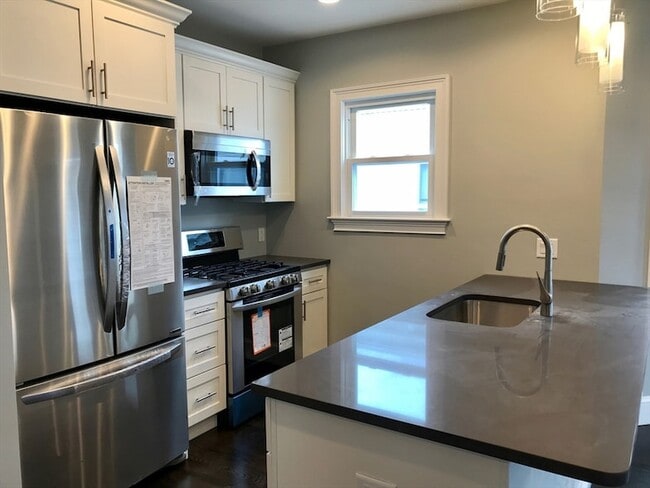 91 Grant St, Unit 3 in Somerville, MA - Foto de edificio - Building Photo