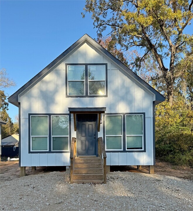 91 Willow Oak Ln in Pointblank, TX - Building Photo