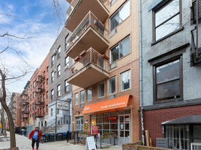 Condominium in New York, NY - Foto de edificio - Building Photo