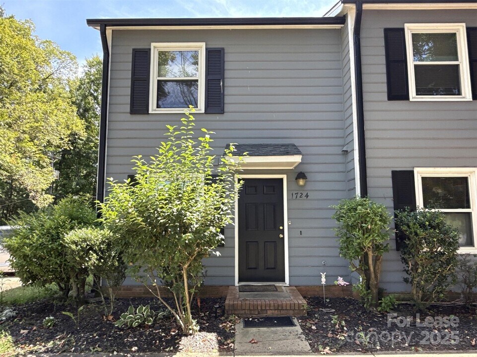 1724 Village Lake Dr in Charlotte, NC - Building Photo