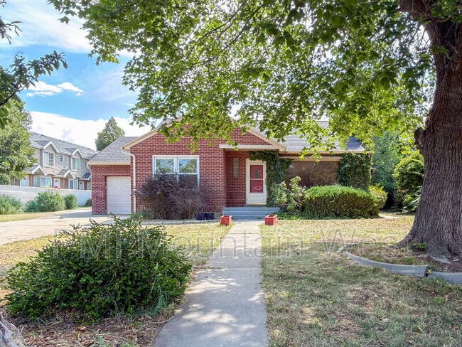 property at 872 N Main St