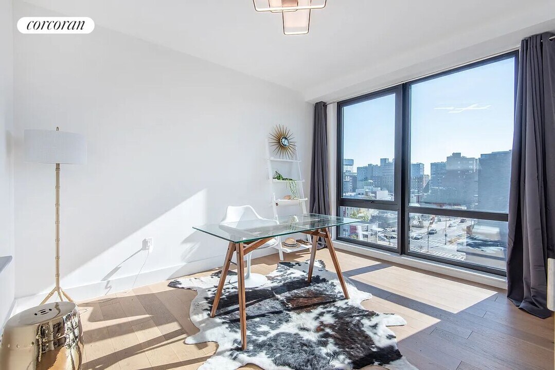 4620 11th St in Queens, NY - Building Photo