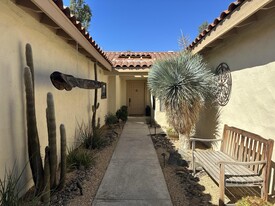 221 Serena Dr in Palm Desert, CA - Foto de edificio - Building Photo