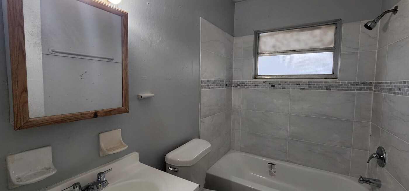 8209 N 17th St-Unit -B in Tampa, FL - Building Photo