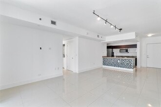 951 Brickell Ave, Unit 700 in Miami, FL - Building Photo - Building Photo