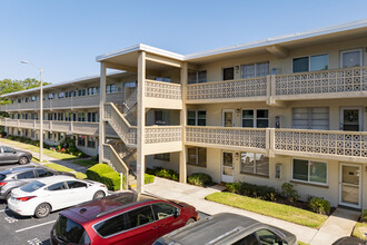 Gateway Square Condominiums in St. Petersburg, FL - Foto de edificio - Building Photo