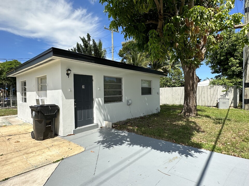 832 S D St, Unit 2 in Lake Worth, FL - Building Photo