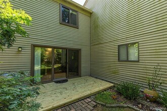 1570 Streamwood Ct, Unit B8 in Rochester Hills, MI - Building Photo - Building Photo