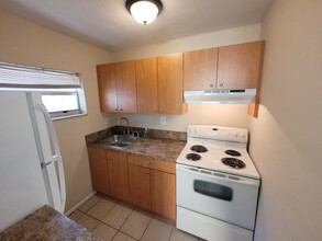 230 NE 41st St, Unit Cottage in Oakland Park, FL - Building Photo - Building Photo