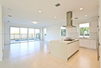 9745 NW 75th Terrace in Doral, FL - Building Photo - Building Photo