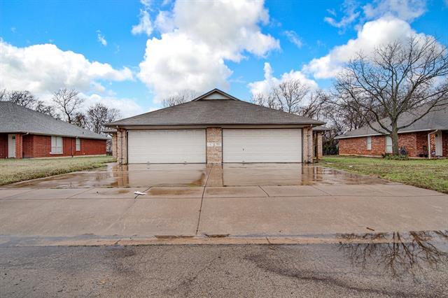 116 Honey Bee Dr in Joshua, TX - Building Photo