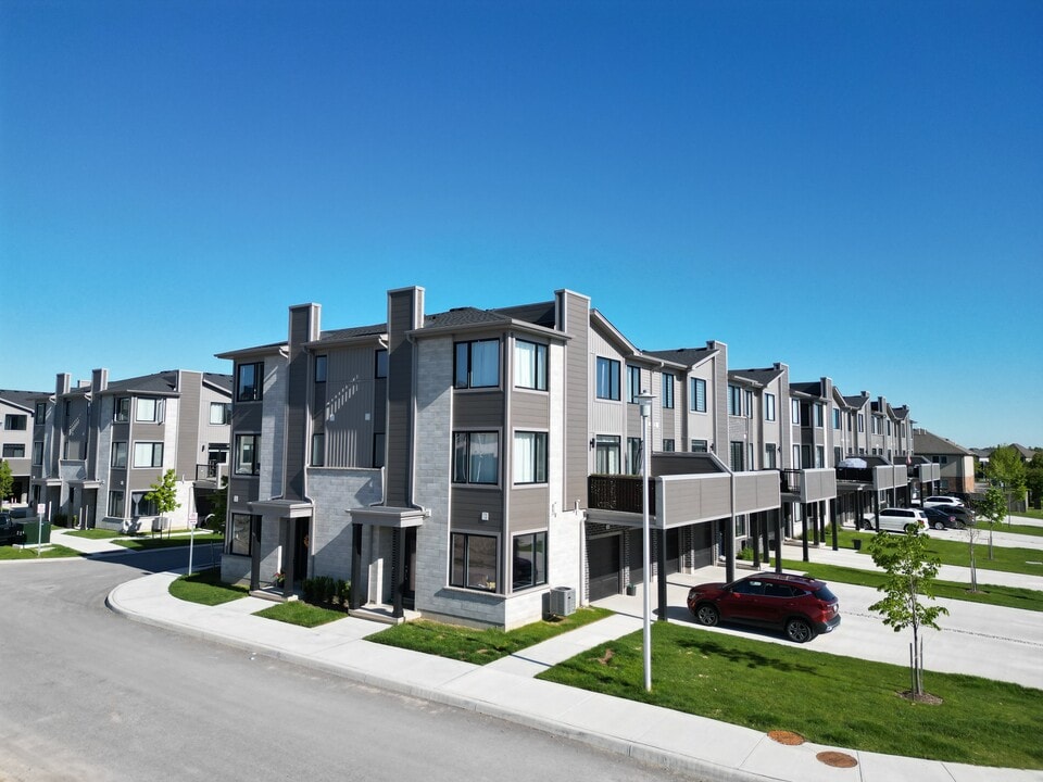 805 Chelton Rd in London, ON - Building Photo