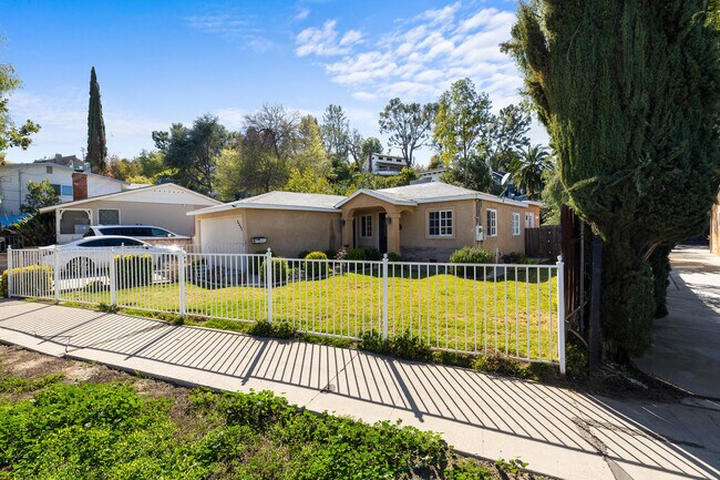 5333 Canoga Ave in Los Angeles, CA - Building Photo - Building Photo