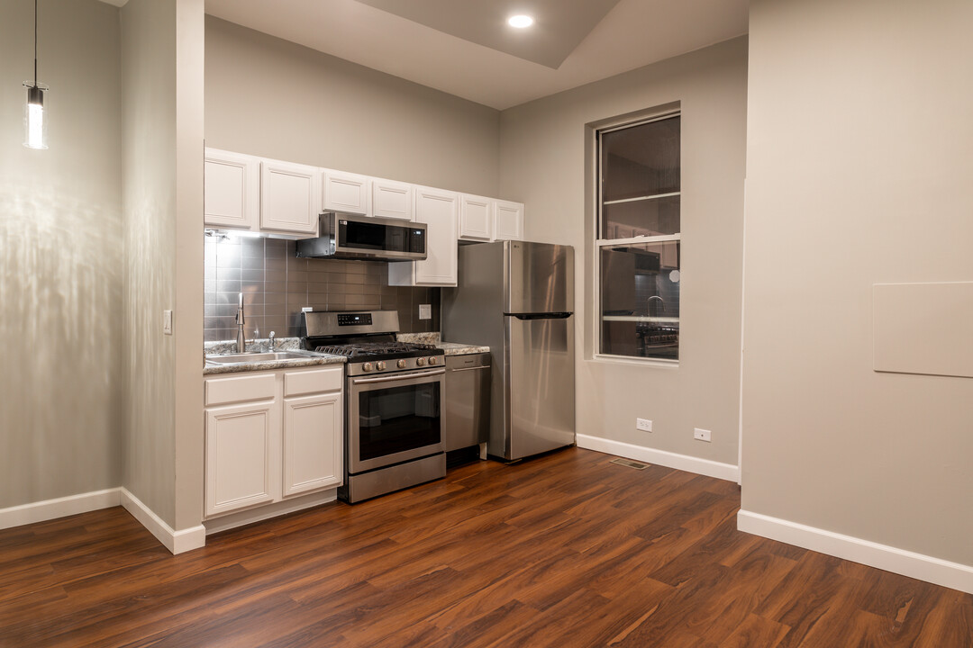 1538 N Rockwell St, Unit 1538 N Rockwell st.. Chic in Chicago, IL - Building Photo