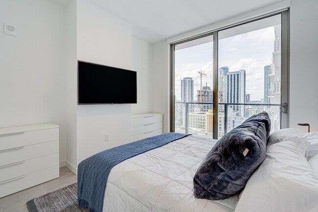 300 NE 2nd Ave in Miami, FL - Foto de edificio - Building Photo