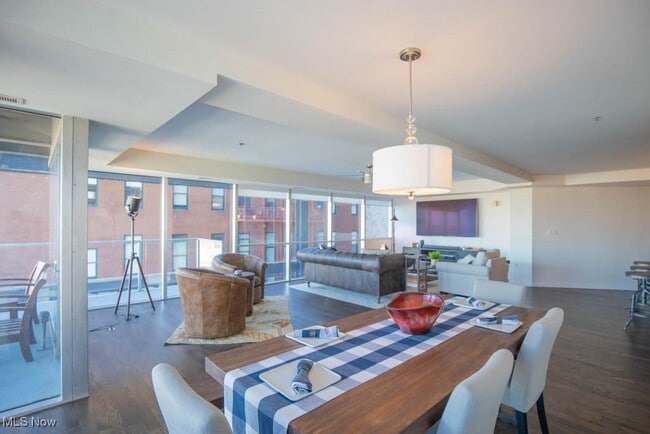 701 W Lakeside Ave in Cleveland, OH - Foto de edificio - Building Photo