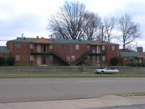 596 Danny Thomas Blvd Apartments in Memphis, TN - Foto de edificio - Building Photo