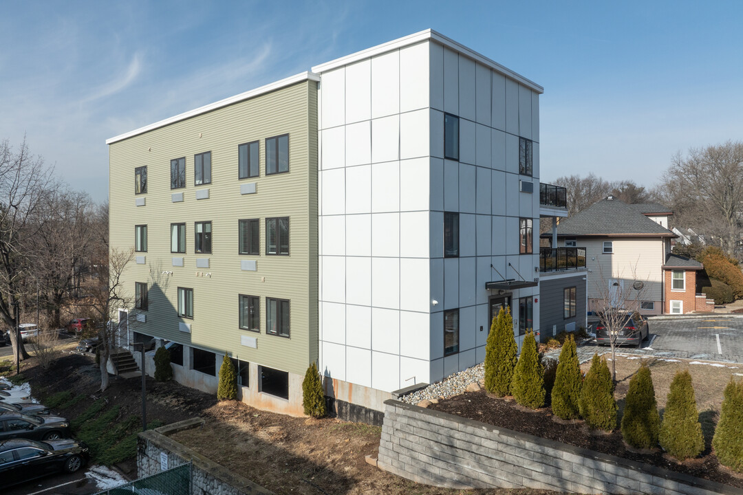 890 Palisade Ave in Teaneck, NJ - Building Photo