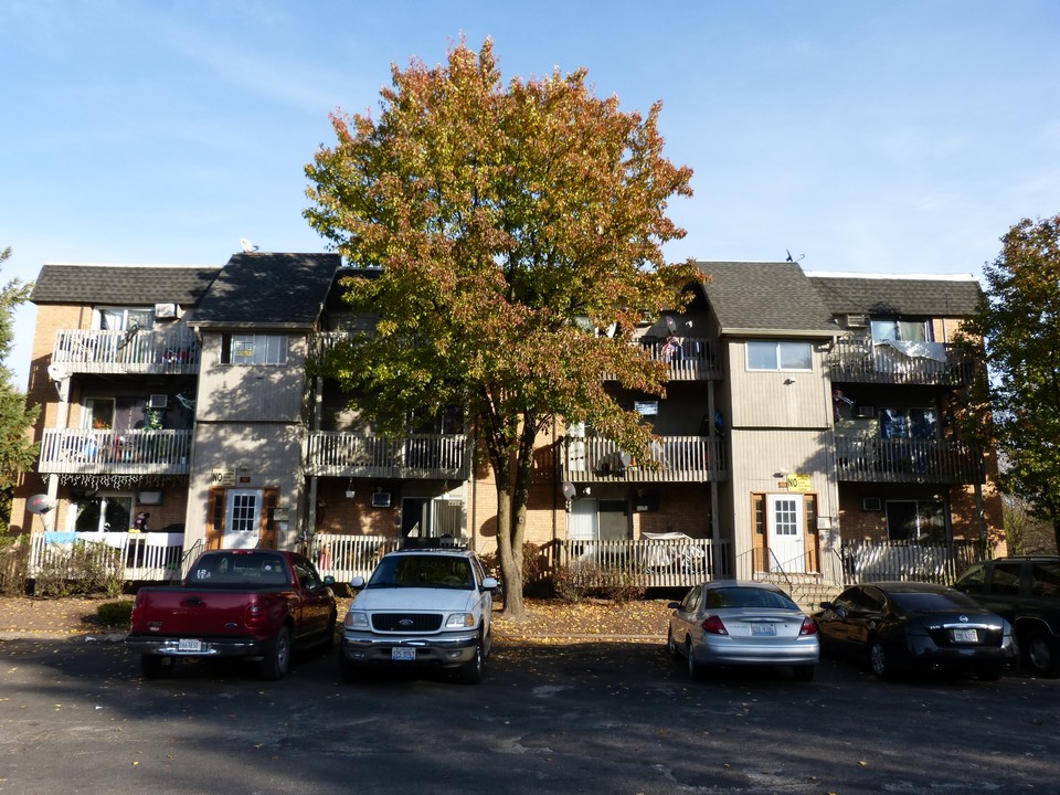 S & H G Apartments in Aurora, IL - Building Photo