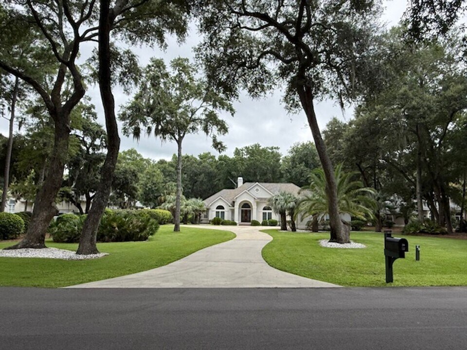 29 Sussex Ln in Hilton Head Island, SC - Building Photo