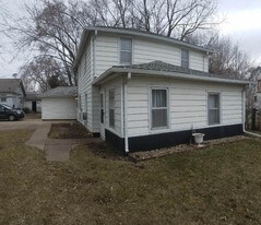 106 Block St in Waterloo, IA - Building Photo