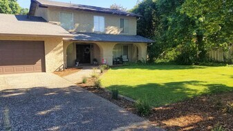 835 Greenwich Dr in Chico, CA - Building Photo