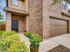 9801 Tolima Dr in Austin, TX - Foto de edificio - Building Photo