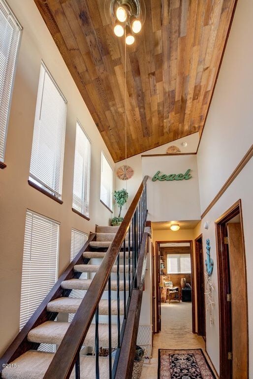 1007 NW Lake St-Unit -Upper in Newport, OR - Building Photo - Building Photo