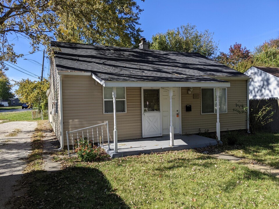 1301 Sunset Dr in Champaign, IL - Building Photo