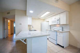 Lakeshore Apartments in St. Petersburg, FL - Foto de edificio - Interior Photo