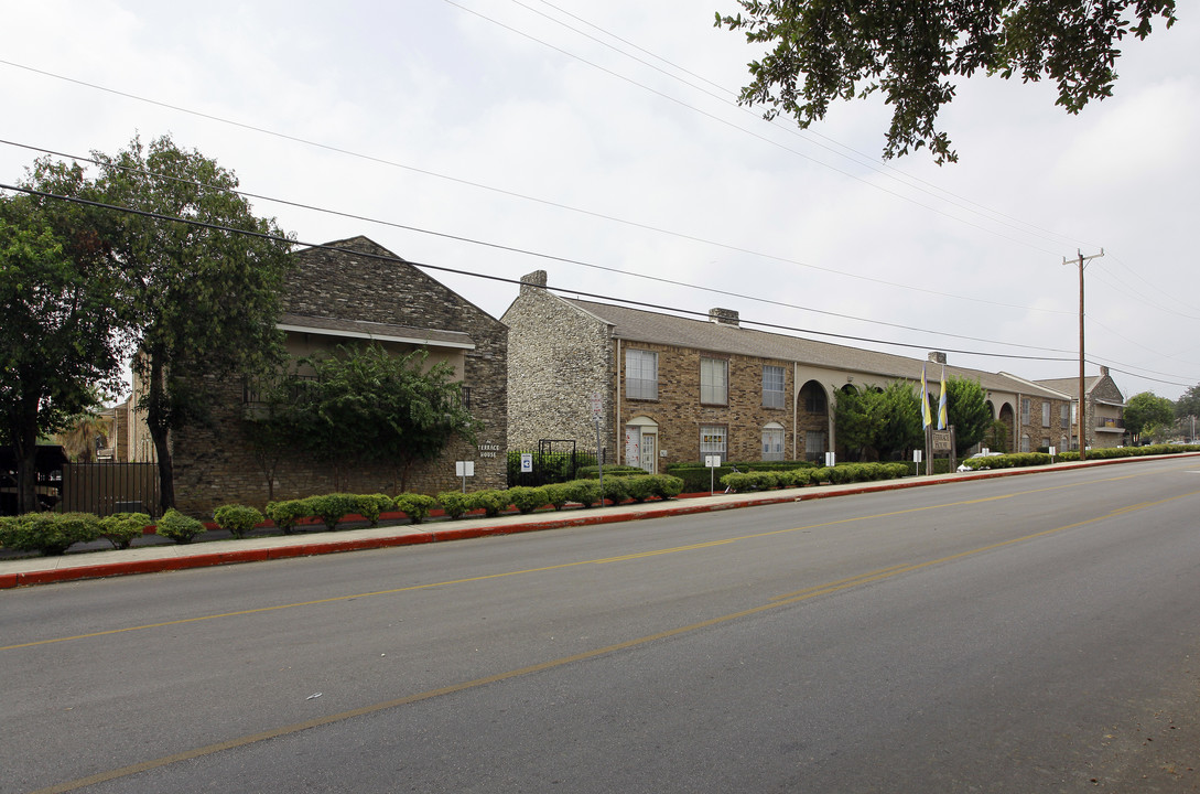 Terrace House in San Antonio, TX - Building Photo