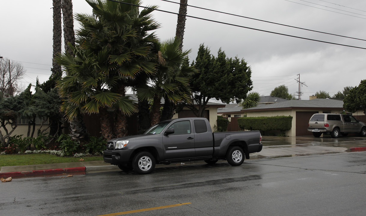 2077-2083 Wallace Ave in Costa Mesa, CA - Foto de edificio