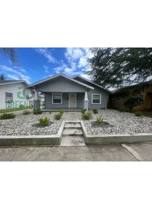 542 Auburn St in Modesto, CA - Building Photo