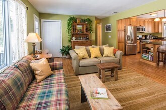 16 Beechwood Dr in Southampton, NY - Building Photo - Building Photo