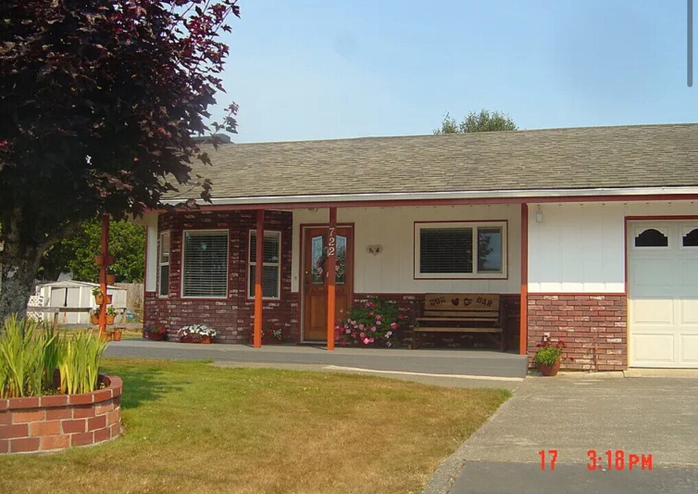 722 2nd St in Brookings, OR - Building Photo