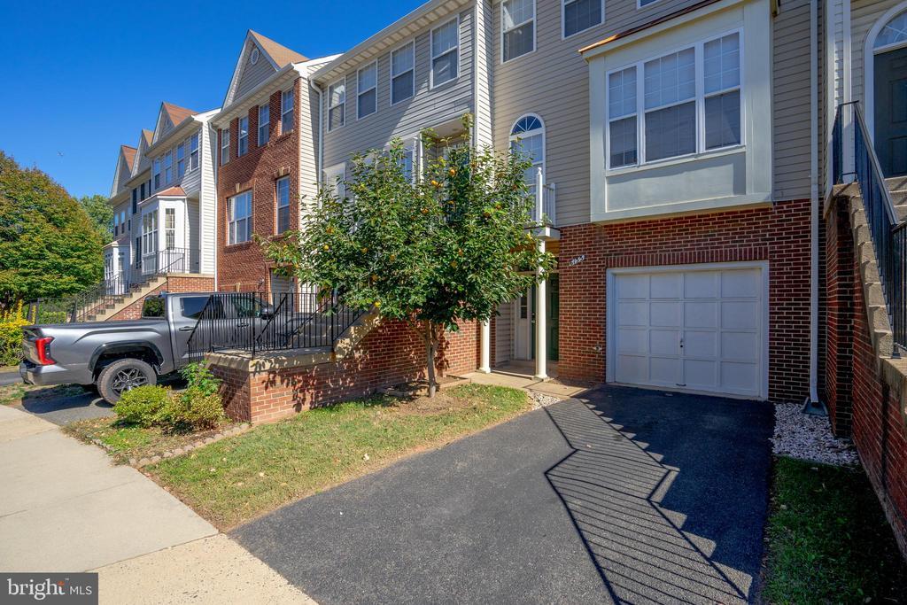 6155 Early Autumn Dr in Centreville, VA - Building Photo