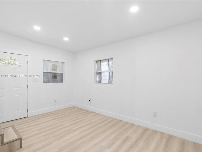 6318 NW 19th Ct in Miami, FL - Foto de edificio - Building Photo