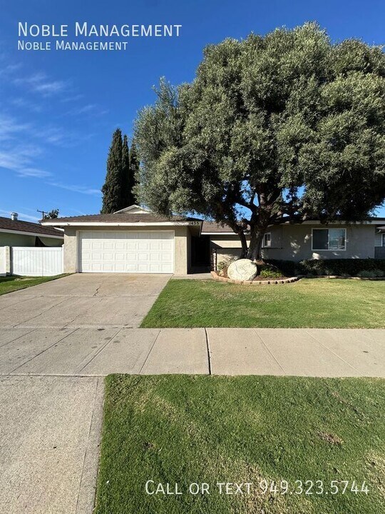 1435 E Chestnut Ave in Orange, CA - Building Photo