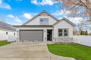 4642 N Maple Grove Rd in Boise, ID - Building Photo