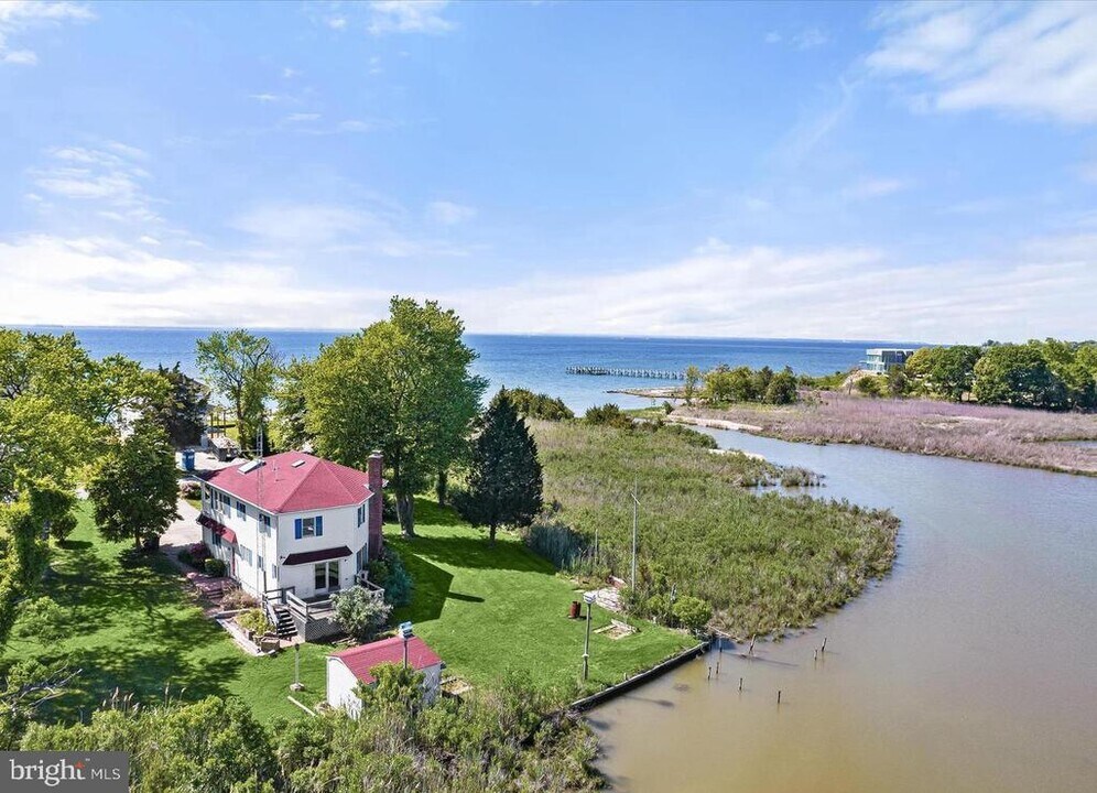 101 Beach Side Dr in Stevensville, MD - Building Photo