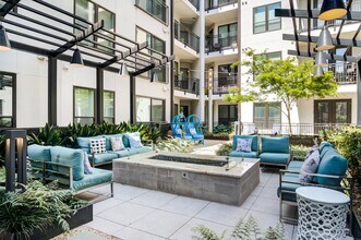 Axis Midtown in Atlanta, GA - Foto de edificio - Building Photo