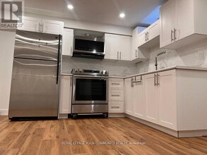 93 Starr Crescent in Aurora, ON - Building Photo - Building Photo