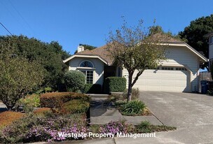 1160 Birch Dr in Petaluma, CA - Building Photo