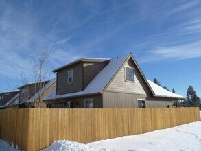 310 E Aspenwood Ave in Sisters, OR - Foto de edificio - Building Photo