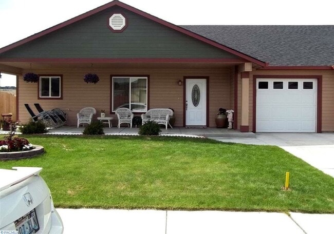 property at 689 Tanglewood Dr