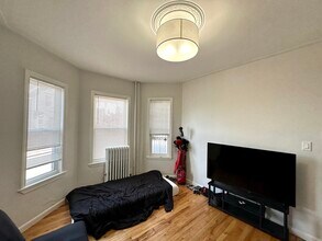 157 E Cottage St, Unit 1 in Boston, MA - Foto de edificio - Building Photo