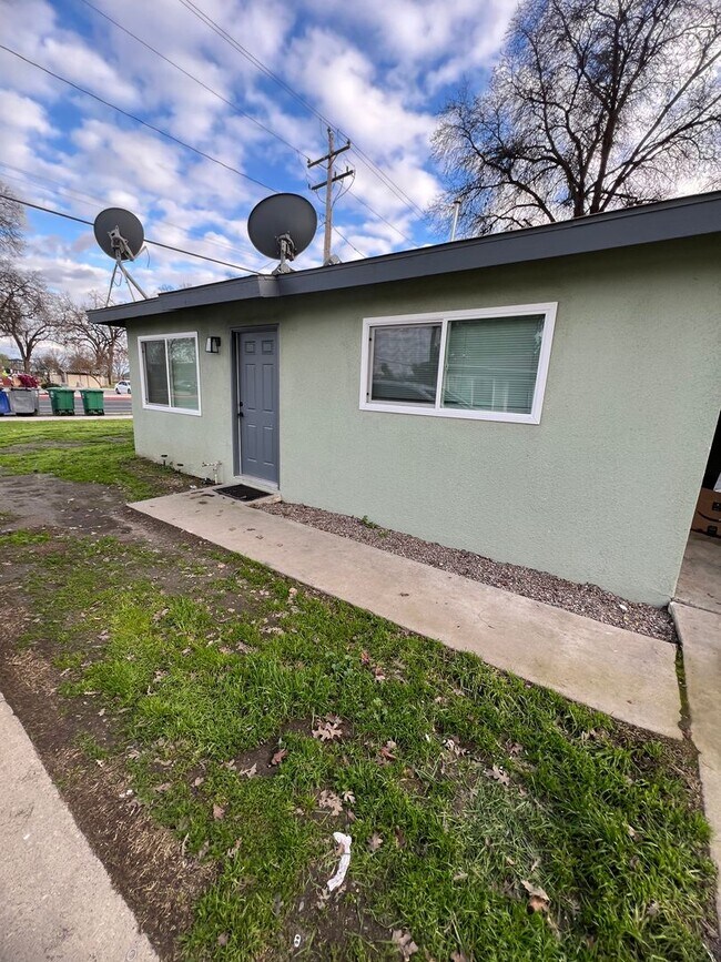 803 S Farmersville Blvd in Farmersville, CA - Building Photo - Building Photo